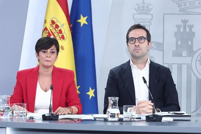 La ministra de Vivienda y Agenda Urbana, Isabel Rodríguez, y el vicepresidente primero y ministro de Economía, Comercio y Empresa, Carlos Cuerpo, durante la rueda de prensa posterior al Consejo de Ministros, a 29 de septiembre de 2026, en Madrid (España).