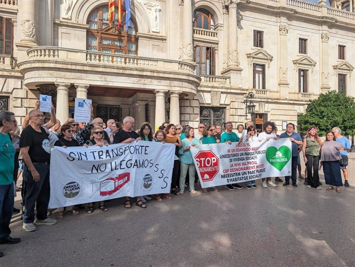 Protesta de asociaciones vecinales y sociales frente al Ayuntamiento de València
