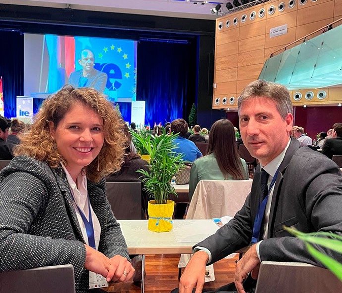 La responsable de relacions institucionals de l'ACM, Mireia Huerta, i el cap de l'oficina de Brussel·les de l'entitat, Jordi Solé, en la 22a Cimera Europea de Salzburg (Àustria)