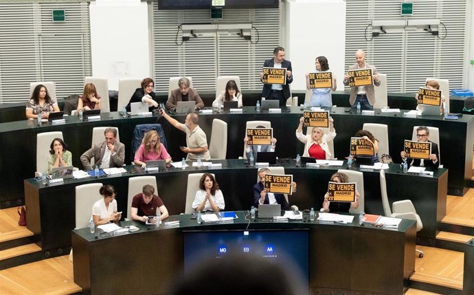 La bancada del PSOE muestran carteles de "Se vende" durante una sesión ordinaria del pleno municipal, en el Palacio de Cibeles, a 29 de septiembre de 2026, en Madrid (España).