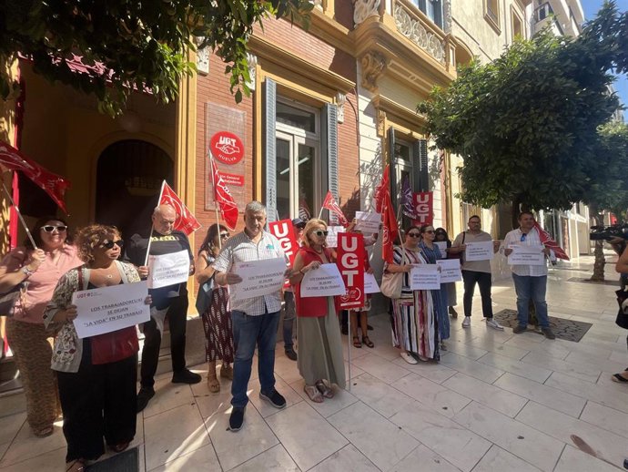 Archivo - Imagen de archivo de una concentración por la agresión a una educadora social en Huelva.