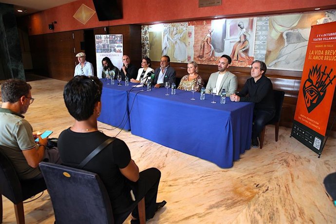 El delegado de Cultura, Grandes Eventos y Patrimonio Histórico del Ayuntamiento de Jerez, Francisco Zurita, junto a miembros del equipo artístico de 'El amor brujo' y 'La vida breve' de Manuel de Falla