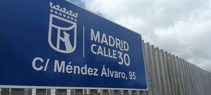 Archivo - Cartel de Madrid Calle 30 ubicado en la calle Méndez Álvaro, 95 en Madrid (España).