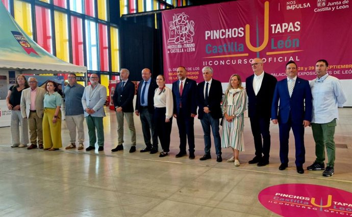 Representantes políticos y del sector hostelero en la clausura del II Concursode Pinchos y Tapas de Castilla y León, en el Palacio de Exposiciones y Congresos de León.