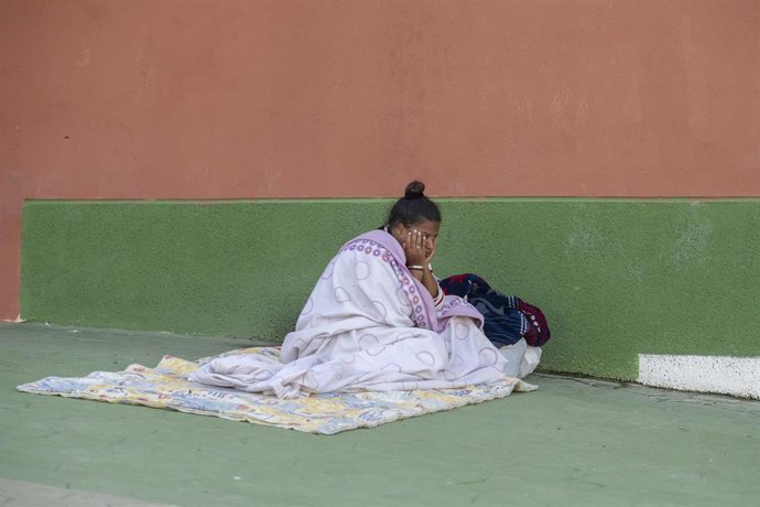 Archivo - Migrantes alojados en un colegio, a 24 de agosto de 2026, en Ceuta (España). 
