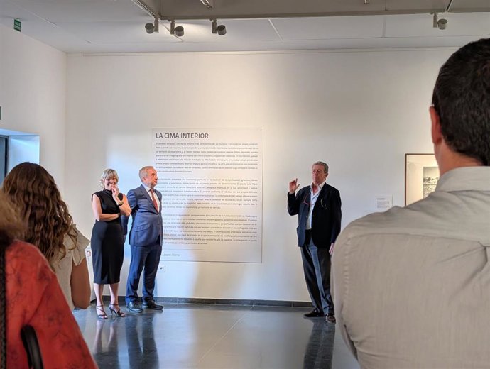 La Universidad Loyola invita a explorar el crecimiento personal a través del arte en la exposición 'La Cima Interior'.