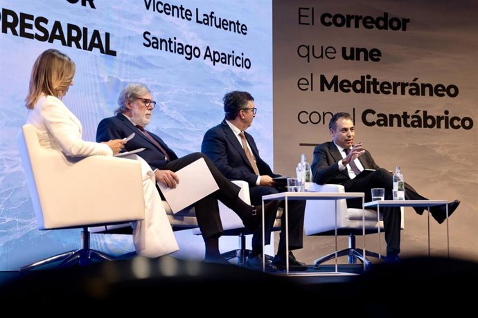 Los presidentes de CEOE en Aragón, Benito Tesier; Castilla y León, Santiago Aparicio; y la Comunidad Valenciana, Vicente Lafuente.