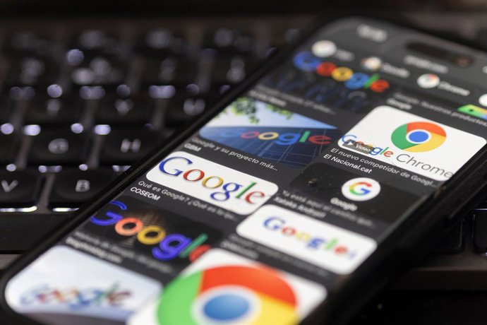 Archivo - Arquivo - O mecanismo de busca do Google em um celular, em 7 de julho de 2026, em Madri (Espanha).  O Tribunal de Justiça da União Europeia (TJUE) confirmou nesta quinta-feira a multa de 4.125 milhões de euros imposta pela Comissão Europeia à mu
