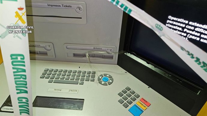 Un guardia civil fuera de servicio alertó a sus compañeros de que un hombre estaba manipulando un cajero con un destornillador. Agentes de paisano pillaron al presunto ladrón in fraganti y lo pusieron a disposición judicial.