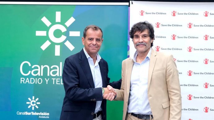 El director general de Canal Sur, Juande Mellado y el director de la Fundación Save the Children en Andalucía, Javier Cuenca Villén.