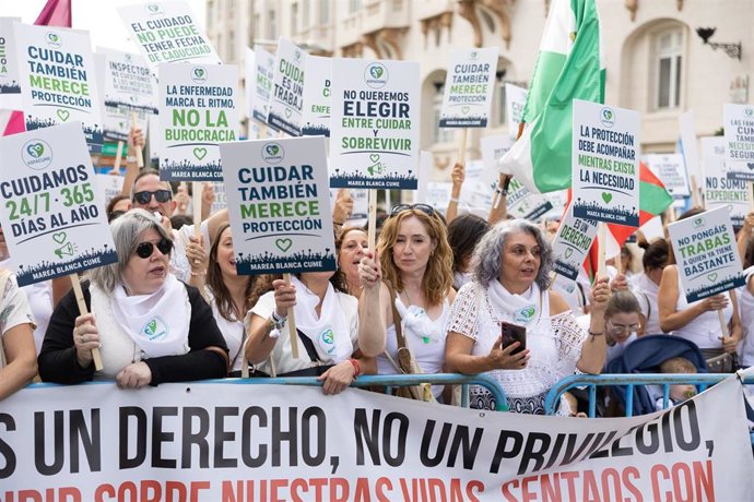 Varias personas durante una concentración por la protección y mejora de la prestación económica CUME, frente al Congreso de los Diputados, a 16 de septiembre de 2026, en Madrid (España).