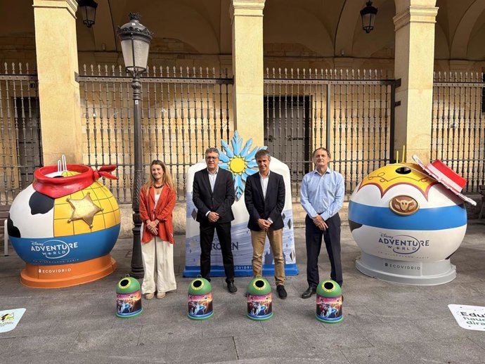 Carmen Román, Niko García-Borreguero, José Luis Azpiazu y Oscar Acedo, presentan la campaña de reciclaje