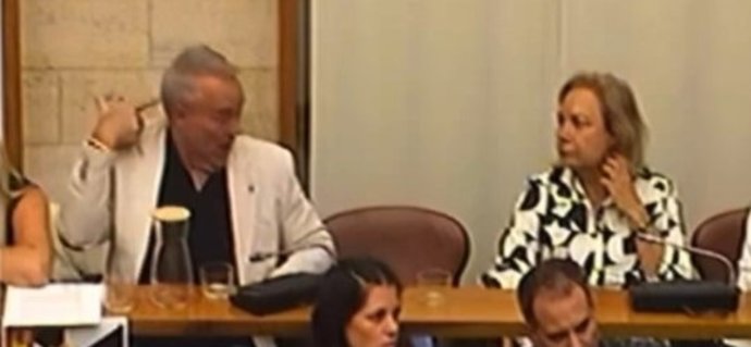 El regidor de Vox a Sabadell simulant un tret al clatell en el ple