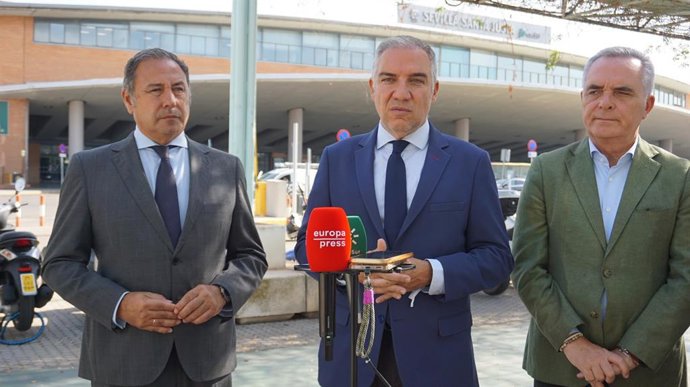 El vicesecretario de Política Autonómica y Municipal y Análisis Electoral del PP, Elías Bendodo, junto con el presidente del PP de Sevilla, Ricardo Sánchez, y el portavoz del grupo municipal del PP en el Ayuntamiento de Sevilla, Juan Bueno.
