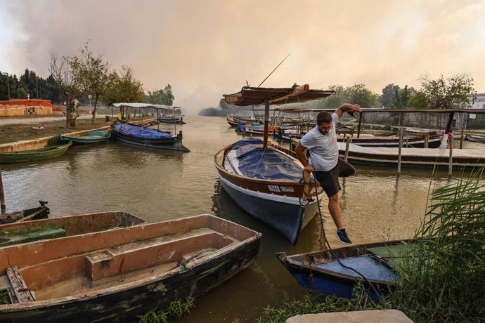 Archivo - Arxiu- Una persona desallotjada del Saler durant un incendi forestal, a 27 d'agost del 2026, a la Gola de Pujol, El Saler