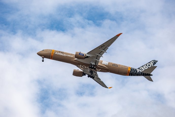 El avión de carga Airbus A350F completa con éxito su vuelo inaugural.