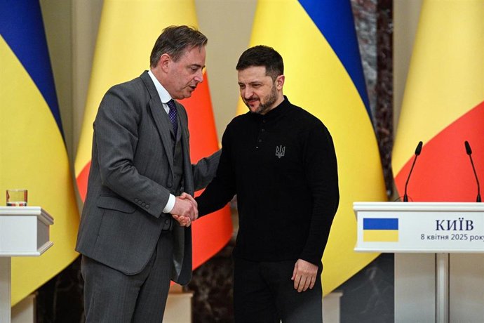 Archivo - El presidente de Ucrania, Volodimir Zelenski, junto al primer ministro belga, Bart De Wever, durante un acto en Kiev en 2025.
