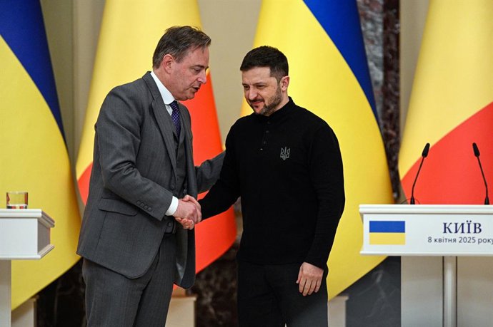 Archivo - April 8, 2025, Kyiv, Ukraine: President of Ukraine Volodymyr Zelenskyy (R) shakes hands with Belgian Prime Minister Bart De Wever during their joint news conference in Kyiv, Ukraine, on April 8, 2025.