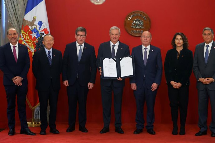 Santiago, 29 de septiembre 2026. El Presidente de la Republica, Jose Antonio Kast, firma proyecto de ley que extiende bonos de la Ley 21.811, concede beneficios a pescadores artesanales y autoriza capitalizacion del Fogape para el fomento del empleo y la