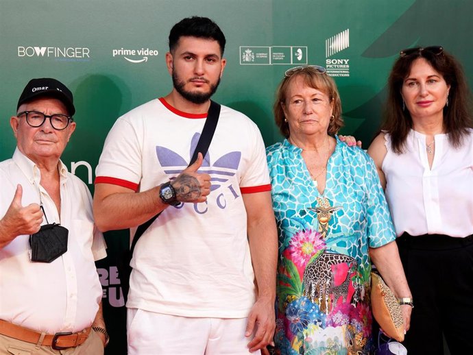 Omar Montes, en una imagen de archivo con su madre y sus abuelos
