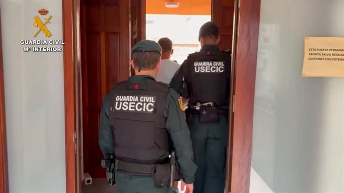 Un momento de la detención de uno de los implicados en la organización criminal.
