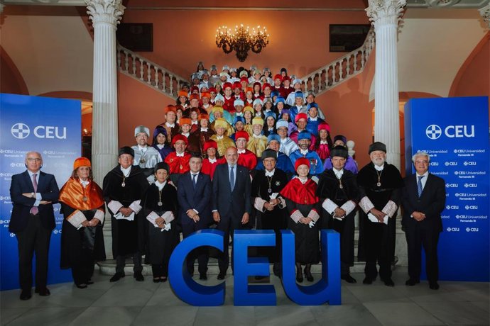 Acto de apertura del curso académico de CEU Fernando III en el Ayuntamiento de Sevilla.