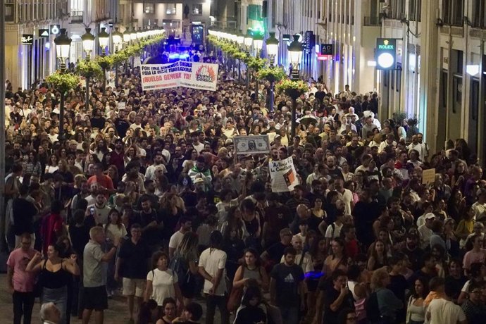 Imágenes de la concentración y cena colectiva del Sindicato de Inquilinas bajo el lema ¡Ni una Maricarmen más! Hasta conquistar el derecho a la vivienda. A 28 de septiembre de 2026 en Málaga (Andalucía, España). El decreto ley en materia de vivienda que e