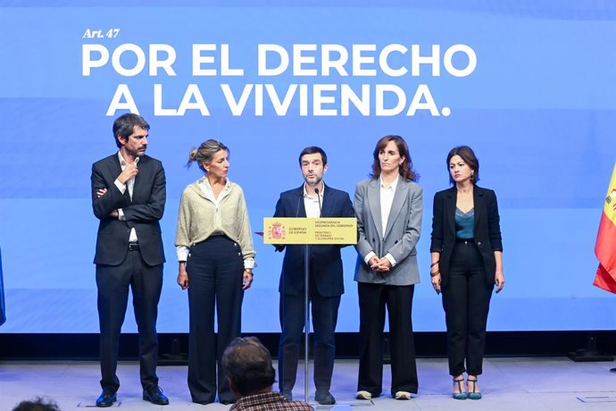 Ernest Urtasun, Yolanda Díaz, Pablo Bustinduy, Mónica García y Sira Rego en declaraciones a los medios este martes.