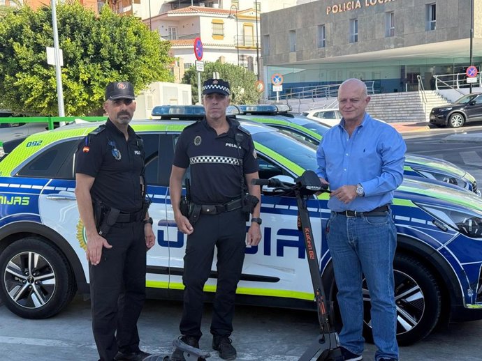 Imagen del concejal de Policía Local y primer teniente de alcalde, Juan Carlos Cuevas, junto a la Policía Local con un patinete eléctrico en Mijas (Málaga).