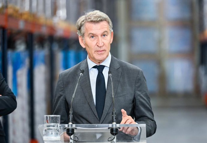 El presidente del Partido Popular, Alberto Núñez Feijóo, interviene ante los medios tras visitar una empresa láctea, a 24 de septiembre de 2026, en Alovera, Guadalajara, Castilla-La Mancha (España).
