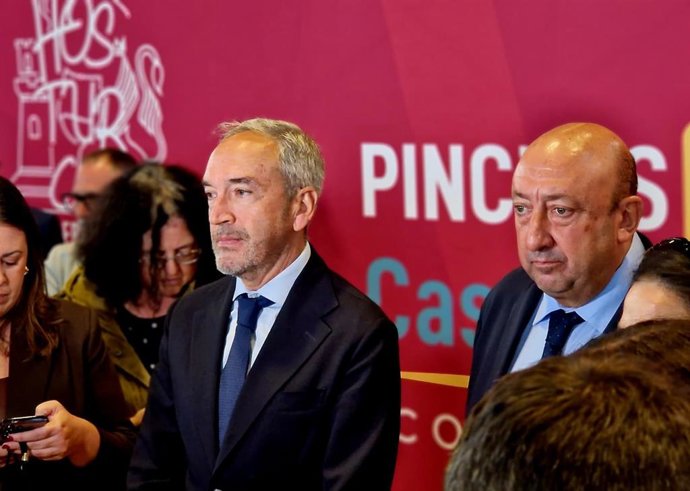 El consejero de Cultura, Turismo y Deporte, Alberto Díaz Pico (izquierda), en II Concurso de Pinchos y Tapas de Castilla y León celebrado en el Palacio de Exposiciones y Congresos de León.