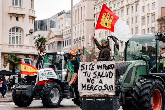 Archivo - Decenas de tractores recorren las calles de Madrid, camino al Ministerio de Agricultura 