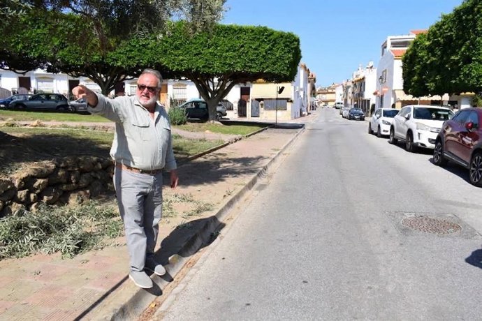 El alcalde de Alhaurín de la Torre, Joaquín Villanova, en la calle Cabo de Gata.