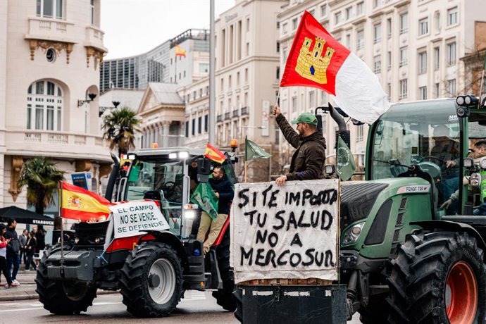 Archivo - Decenas de tractores recorren las calles de Madrid, camino al Ministerio de Agricultura, a 11 de febrero de 2026, en Madrid (España). Convocados por Unión de Uniones de Agricultores y Ganaderos y la Unión Nacional de Asociaciones del Sector Prim