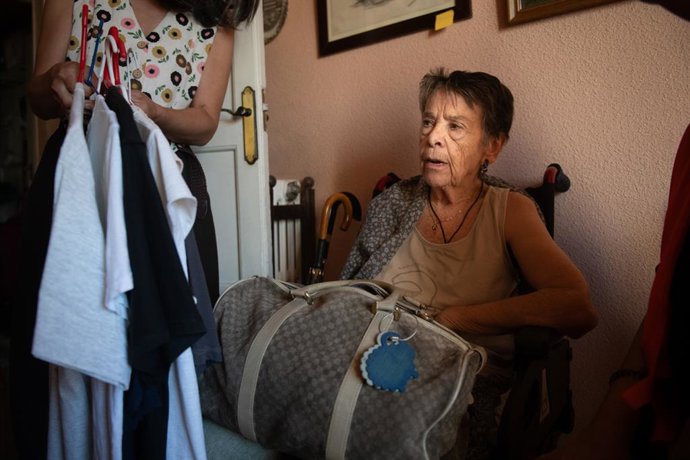 Maricarmen arruma uma bolsa com suas coisas, em 23 de setembro de 2026, em Madri (Espanha). Maricarmen, uma moradora de 87 anos do bairro madrilenho do Retiro, enfrenta nesta quarta-feira, dia 23, a quarta e definitiva tentativa de despejo da casa onde 