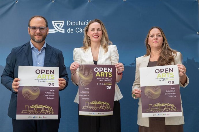 La vicepresidenta de la Fundación Provincial de Cultura, Vanesa Beltrán (c), y el alcalde de Castellar, Adrián Vaca (i), en la presentación del festival Open Arts