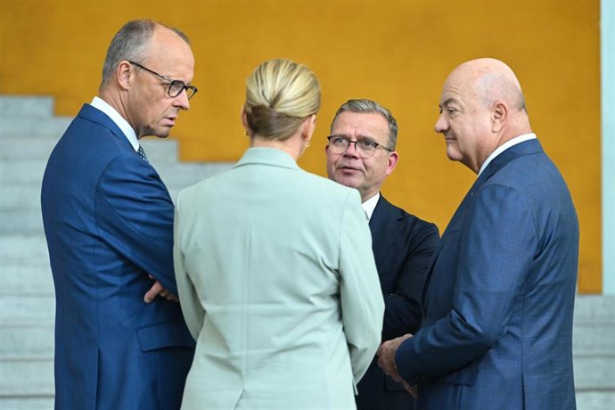 Archivo - El canciller alemán, Friedrich Merz (de izq. a dcha.), la primera ministra de Dinamarca, Mette Frederiksen; el primer ministro de Finlandia, Petteri Orpo; y el canciller de Austria, Christian Stocker, posan juntos en la Cancillería Federal.