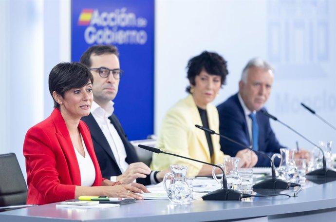 (da esquerda para a direita) A ministra da Habitação e da Agenda Urbana, Isabel Rodríguez; o primeiro vice-presidente e ministro da Economia, Comércio e Empresas, Carlos Cuerpo; a ministra da Inclusão, Previdência Social e Migração e porta-voz do Governo,