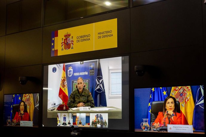 La ministra de Defensa, Margarita Robles, mantiene una videoconferencia con el contingente español desplegado en Eslovaquia.