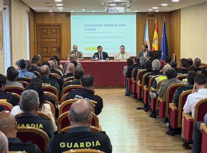 El delegado del Gobierno en Galicia, Pedro Blanco, y el portavoz del gobierno de la Diputación de A Coruña, Bernardo Fernández, inauguran una jornada sobre IA