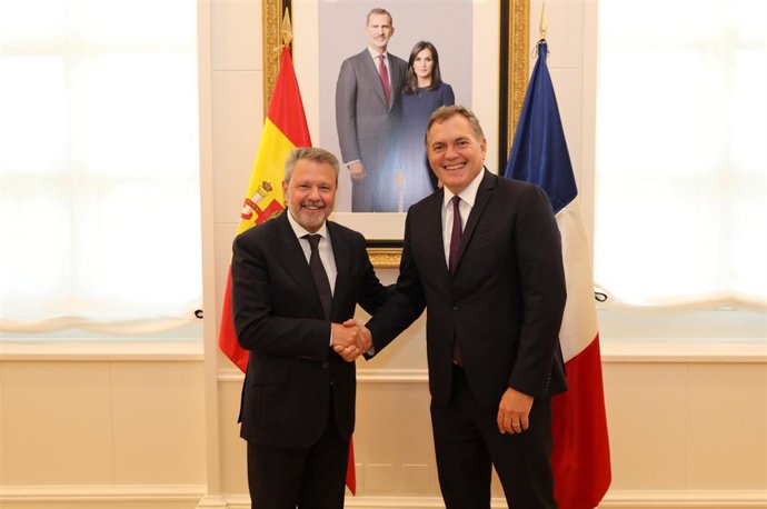 El secretario de Estado de Transportes y Movilidad Sostenible, José Antonio Santano, y el ministro de Transportes de Francia, Philippe Tabarot