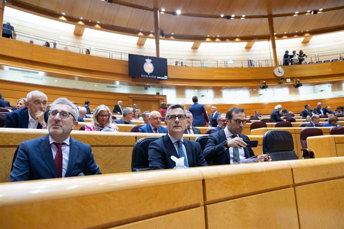 (I-D) El ministro de Hacienda, Arcadi España; el ministro de la Presidencia, Justicia y Relaciones con las Cortes, Félix Bolaños;  y el vicepresidente primero y ministro de Economía, Comercio y Empresa, Carlos Cuerpo; durante una sesión plenaria en el Sen
