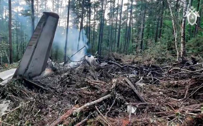 Archivo - Arquivo - RÚSSIA, REGIÃO DE AMUR - 24 DE JULHO DE 2025: Destruição de um avião de passageiros Antonov An-24RV operado pela Angara Airlines que caiu perto da cidade de Tynda. O avião, que voava de Khabarovsk para Tynda, passando por Blagoveshchen