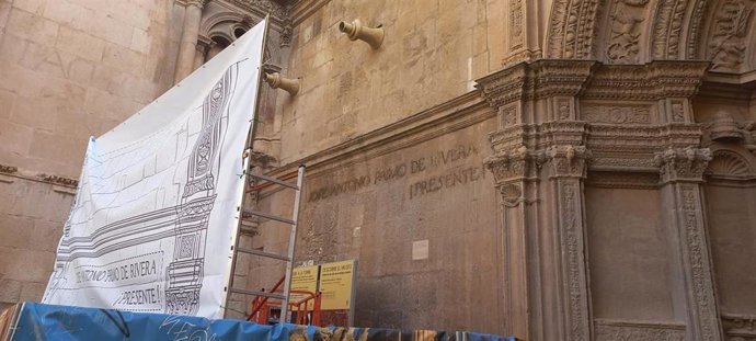 Trabajos para eliminar la inscripción de Primo de Rivera de la Catedral de Murcia
