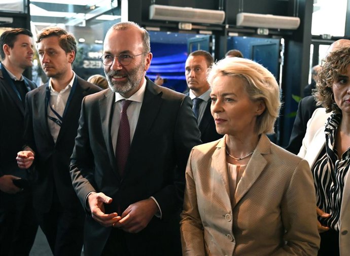 Archivo - 18 March 2026, Belgium, Brussels: President of the European Commission Ursula von der Leyen (R) and Chair of the European People's Party (EPP) Manfred Weber (C) arrive to attend the EPP 50th anniversary celebration. The European People's Party (