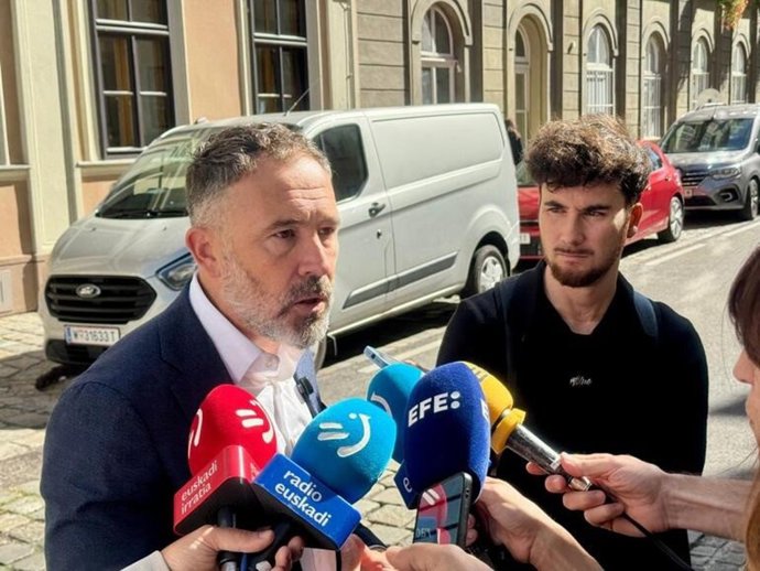 El consejero de Vivienda y Agenda Urbana, Denis Itxaso, durante su visita a Viena