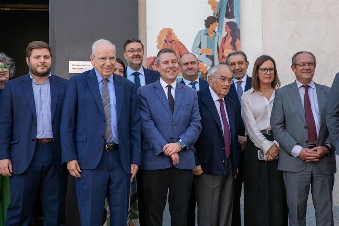 El presidente de Castilla-La Mancha, Emiliano García-Page, los ex políticos Alfonso Guerra y Rodolfo Martín Villa, la periodista Anabel Díez, y el presidente de las Cortes de Castilla-La Mancha, Pablo Bellido, durante la inauguración de la exposición 'La 
