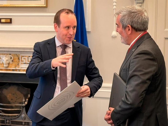 El secretario de Estado de Vivienda de Irlanda, John Cummis, y el presidente de Canarias, Fernando Clavijo, en una reunión de trabajo en Dublín