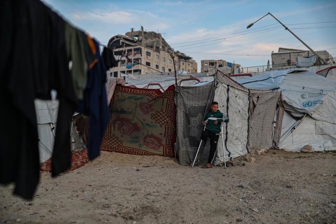 Archivo - Un menor palestino en un campo de tiendas de campaña en las inmediaciones de la ciudad de Gaza, en el norte de la Franja
