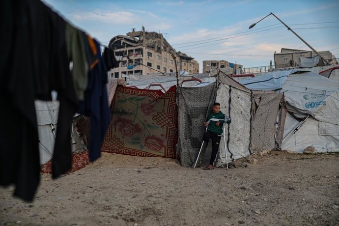Archivo - Arquivo - 30 de dezembro de 2025, Cidade de Gaza, Faixa de Gaza, Território Palestino: Omar Halawa, de 13 anos, visita diariamente o túmulo de sua perna amputada. Ele ficou ferido em um ataque aéreo israelense durante a guerra em Gaza, enquanto 